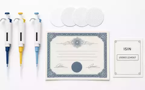 Sartorius Stedim Biotech Flatlay mit Laborpipetten, Filtermembranen, Aktien-Zertifikat und ISIN-Karte, ISIN FR0013154002 - Foto: THN