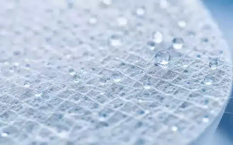 Sartorius Stedim Biotech Makroaufnahme einer transparenten Filtermembran mit feinen Flüssigkeitstropfen, ISIN FR0013154002 - Foto: THN