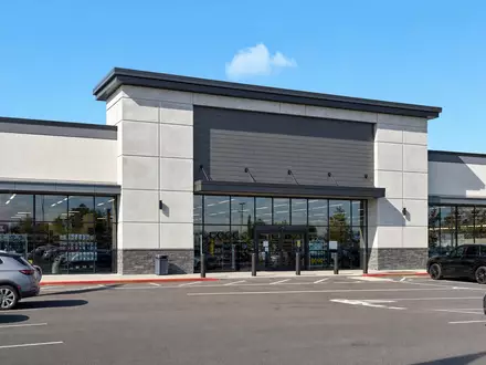 AutoZone Inc. Kfz-Teilemarkt mit ISIN US0533321024 zeigt modernen Filialbau im amerikanischen Vorort bei Tag - Foto: THN