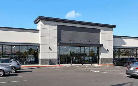 AutoZone Inc. Kfz-Teilemarkt mit ISIN US0533321024 zeigt modernen Filialbau im amerikanischen Vorort bei Tag - Foto: THN