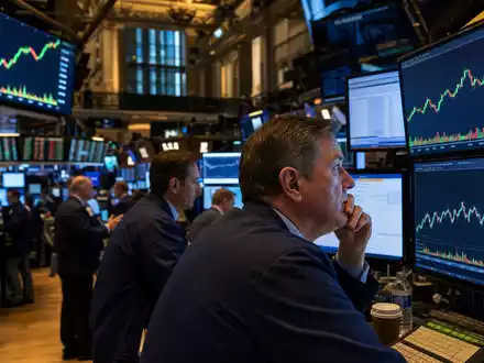 AutoZone Inc. ISIN US0533321024 NYSE-Handelsparkett mit Tradern vor großen Einzelhandels-Börsencharts und Kursgrafiken - Foto: THN