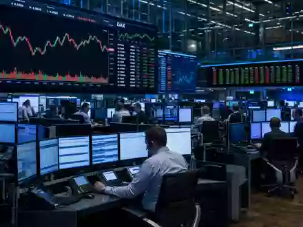 Aurubis AG Xetra Handelssaal Frankfurt mit Kupferpreis Charts, Händlern und DAX Kursanzeige, ISIN DE0006766504 - Foto: THN