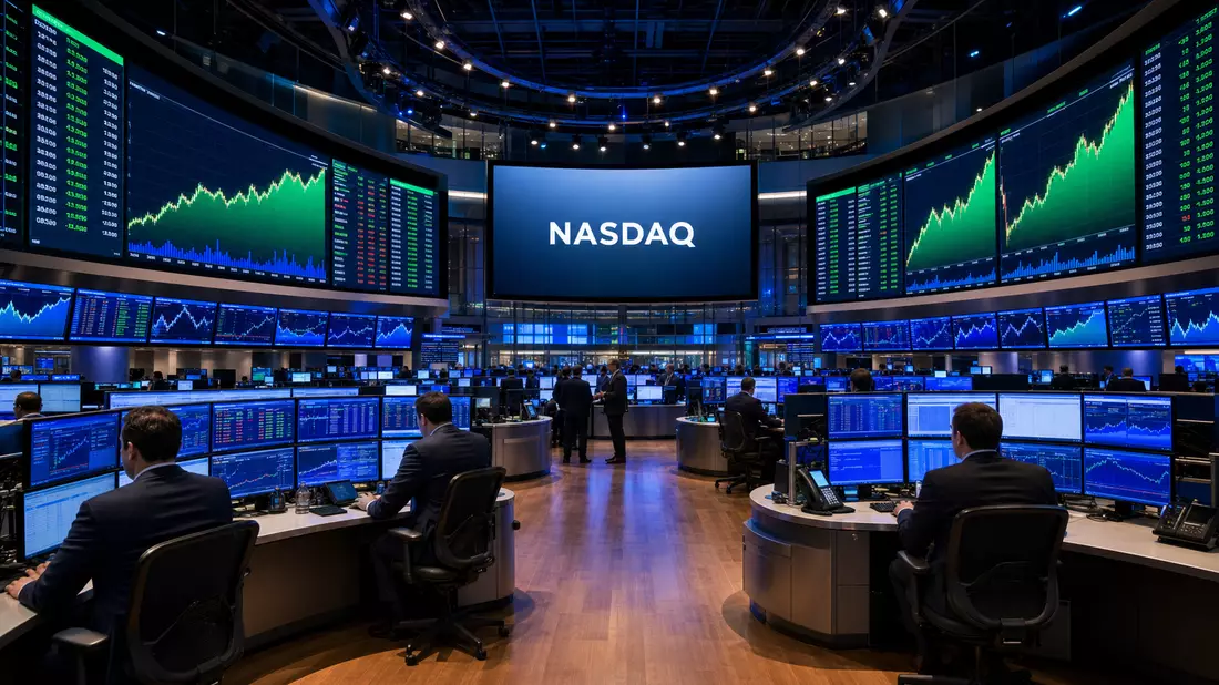 NASDAQ-Handelsraum mit großen LED-Displaywänden und Technologie-Charts
