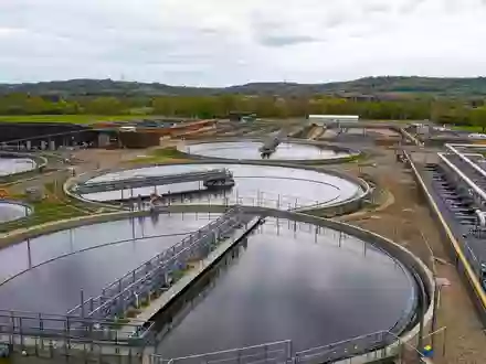 Severn Trent Plc (GB0009697037) betreibt moderne Wasseraufbereitungsanlagen mit Klärbecken in der britischen Landschaft nahe Coventry - Foto: THN