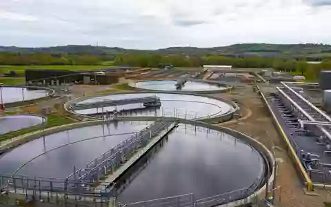 Severn Trent Plc (GB0009697037) betreibt moderne Wasseraufbereitungsanlagen mit Klärbecken in der britischen Landschaft nahe Coventry - Foto: THN