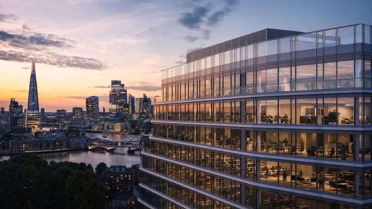 Architekturvisualisierung eines gläsernen Bürohochhauses vor Londoner Skyline bei Dämmerung