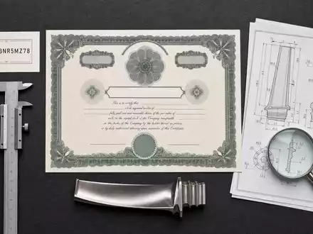 Melrose Industries PLC (GB00BNR5MZ78) zeigt Flatlay mit Aktienzertifikat, ISIN-Karte GB00BNR5MZ78 und Präzisionswerkzeugen auf dunkler Fläche - Foto: THN