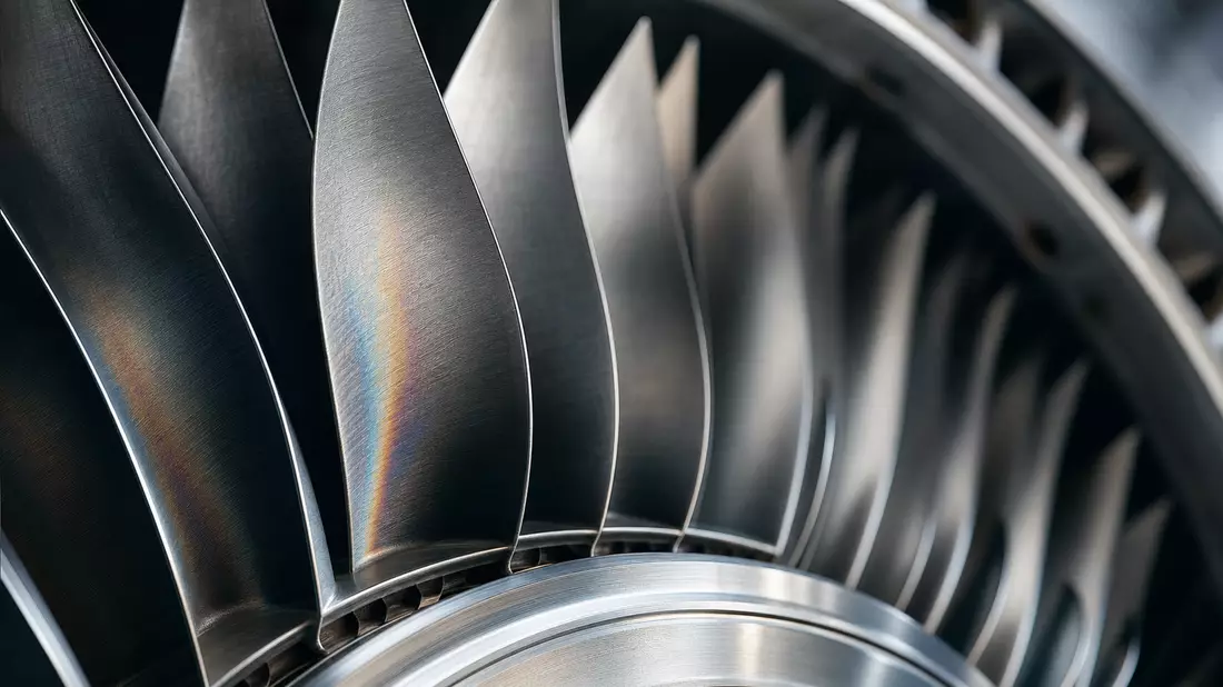 Makroaufnahme von Titan-Turbinenschaufeln mit metallischer Oberflächentextur