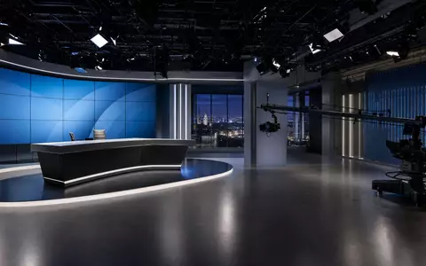 RTL Group LU0061462528 zeigt ein modernes TV-Studio mit Videowand, Kamerakran und Nachtskyline im Fenster - Foto: THN