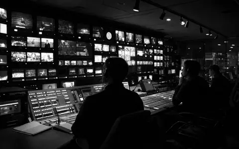 RTL Group LU0061462528 dokumentiert schwarzweiß einen Regieraum mit Monitorwand und konzentrierten Sendetechnikern bei Nacht - Foto: THN