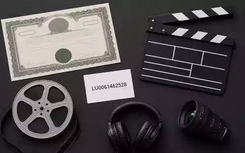 RTL Group LU0061462528 zeigt Flatlay mit Aktienzertifikat, ISIN-Karte, Klappe, Filmrolle und Kameraobjektiv - Foto: THN