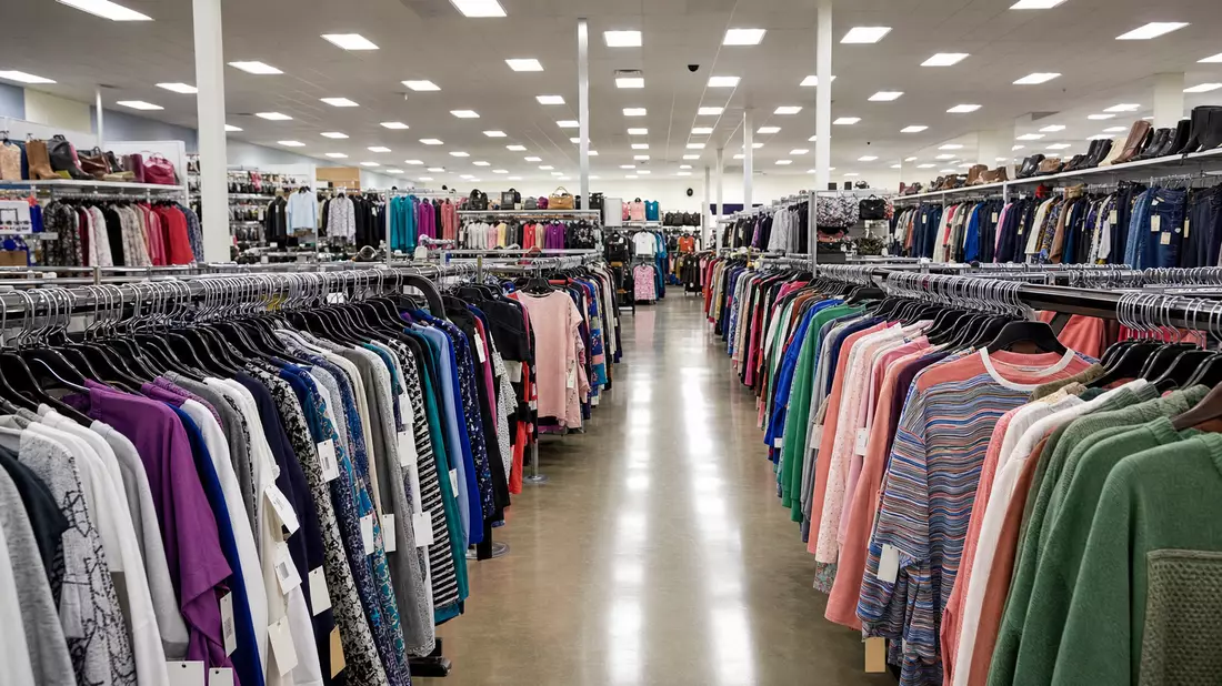 Dicht gefüllte Kleiderstangen in einem generischen amerikanischen Off-Price-Bekleidungsgeschäft