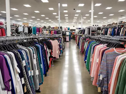Ross Stores Inc. (US7782961038) betreibt dicht bestückte Kleiderstangen in einem typischen Off-Price-Bekleidungsgeschäft in den USA - Foto: THN