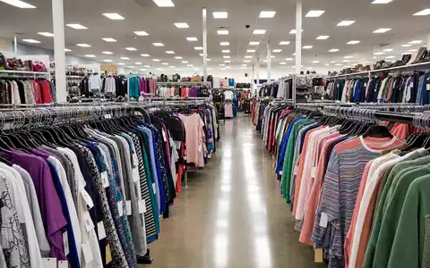 Ross Stores Inc. (US7782961038) betreibt dicht bestückte Kleiderstangen in einem typischen Off-Price-Bekleidungsgeschäft in den USA - Foto: THN