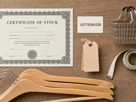 Ross Stores Inc. (US7782961038) symbolisiert dieses Flatlay mit Aktienzertifikat, ISIN-Karte US7782961038 und Einkaufskorb - Foto: THN