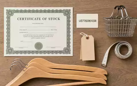 Ross Stores Inc. (US7782961038) symbolisiert dieses Flatlay mit Aktienzertifikat, ISIN-Karte US7782961038 und Einkaufskorb - Foto: THN