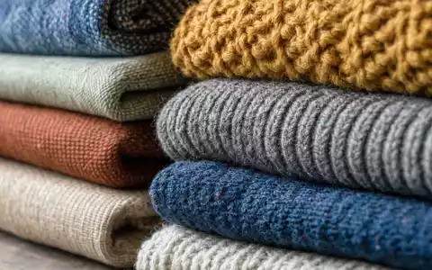 Ross Stores Inc. (US7782961038) verkauft Textilien, hier als Makroaufnahme gestapelter Stoffe und Gewebearten gezeigt - Foto: THN