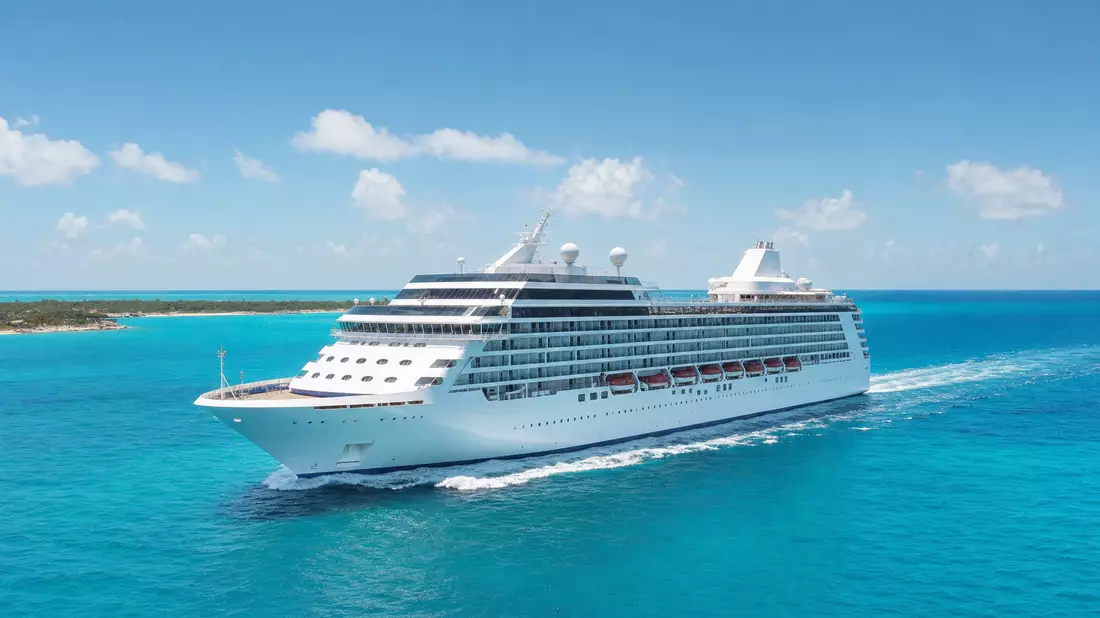 Generisches weißes Kreuzfahrtschiff auf hoher See in der Karibik bei Sonnenschein