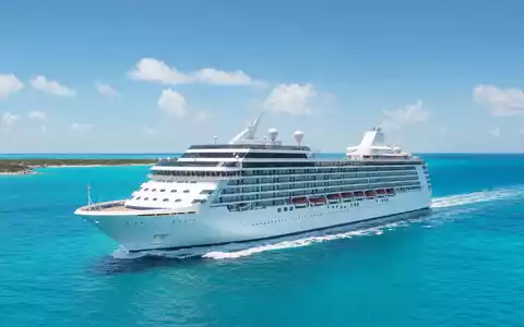 Fotorealistisches Kreuzfahrtschiff der Royal Caribbean Group auf tĂŒrkisem Karibikmeer, ISIN LR0008862868, sonniger Tag - Foto: THN