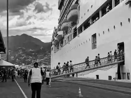 SchwarzweiĂź-Reportage vom Hafenanleger der Royal Caribbean Group, ISIN LR0008862868, Passagiere gehen an Bord - Foto: THN