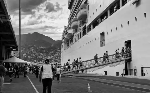 SchwarzweiĂ-Reportage vom Hafenanleger der Royal Caribbean Group, ISIN LR0008862868, Passagiere gehen an Bord - Foto: THN