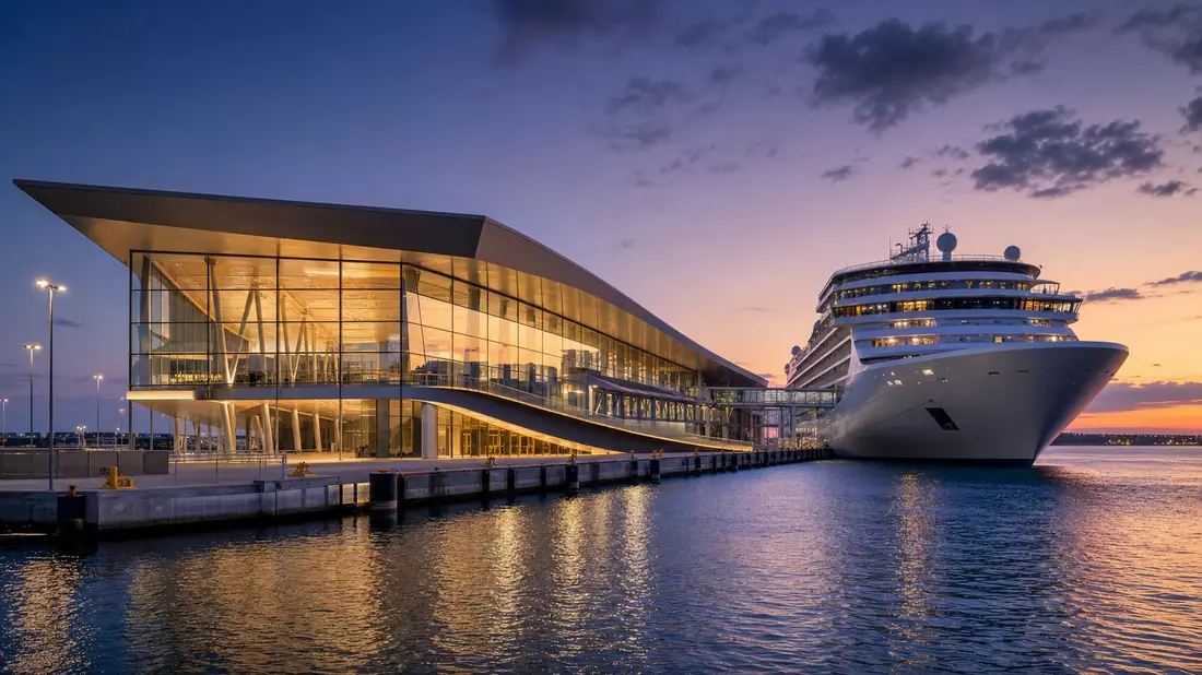 3D-Visualisierung eines gläsernen Kreuzfahrtterminals mit angedocktem Schiff bei Sonnenuntergang