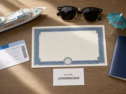 Flatlay mit Aktienzertifikat und ISIN-Karte der Royal Caribbean Group, ISIN LR0008862868, Reiseutensilien arrangiert - Foto: THN