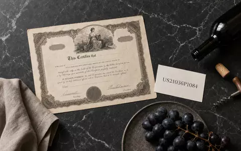 Constellation Brands Aktien-Flatlay mit Aktienzertifikat US21036P1084 Karte Weinflasche Weinkorken und dunklen Trauben - Foto: THN