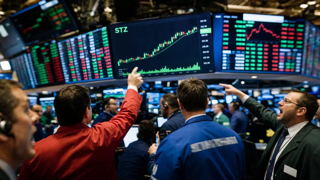 Reportagefoto vom NYSE-Handelssaal mit Tradern und STZ-Kursanzeige auf großen Bildschirmen