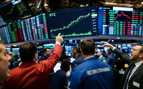 Constellation Brands NYSE-Handelssaal mit aktiven Tradern und STZ-Kurschart auf großen Bildschirmen US21036P1084 - Foto: THN