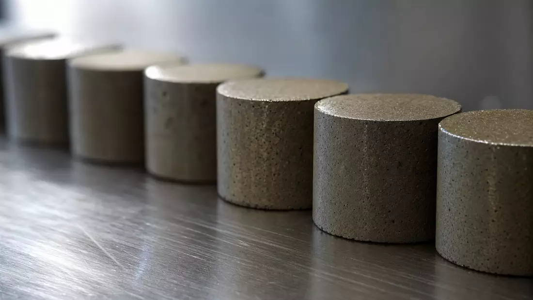 Makrofoto von zylindrischen Uranium-Brennstoffpellets auf poliertem Edelstahl