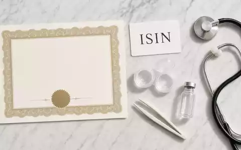 CooperCompanies Flatlay US21664P1039 mit Aktienzertifikat ISIN-Karte Kontaktlinsenbehälter Stethoskop Pinzette und medizinischen Laborutensilien - Foto: THN