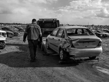 Copart Inc. dokumentarische Schwarzweiß-Aufnahme zeigt Abschleppwagen und Unfallfahrzeuge auf dem Betriebsgelände US2172041061 - Foto: THN