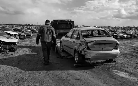 Copart Inc. dokumentarische Schwarzweiß-Aufnahme zeigt Abschleppwagen und Unfallfahrzeuge auf dem Betriebsgelände US2172041061 - Foto: THN