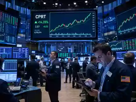 Copart Inc. NASDAQ-Handelsparkett mit CPRT-Aktienkurs-Charts aktiven Börsenhändlern und strahlendem blauem Börsenlicht US2172041061 - Foto: THN