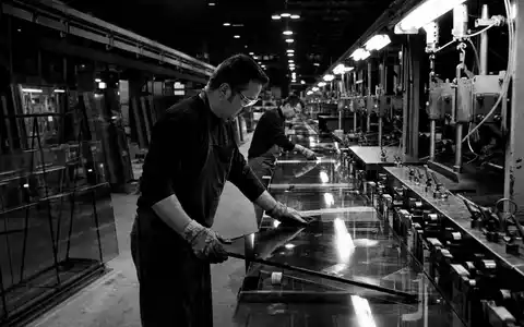 Corning Inc. Glasfertigung US2193501051 – Schwarzweißreportage von Arbeitern an langer Produktionslinie in Industriehalle - Foto: THN