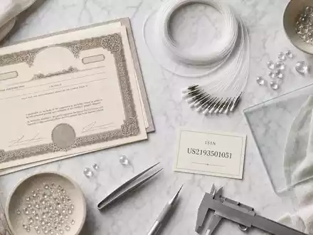 Corning Inc. Aktien-Flatlay US2193501051 – Zertifikat, ISIN-Karte und Glasfaserkabel auf weißem Marmor - Foto: THN