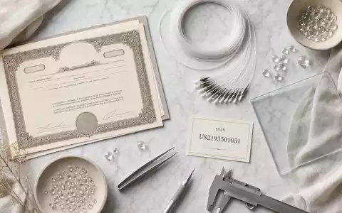 Corning Inc. Aktien-Flatlay US2193501051 – Zertifikat, ISIN-Karte und Glasfaserkabel auf weißem Marmor - Foto: THN