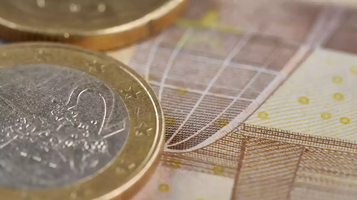 Makroaufnahme von Euromünzen und feiner Banknotenstruktur im Detail