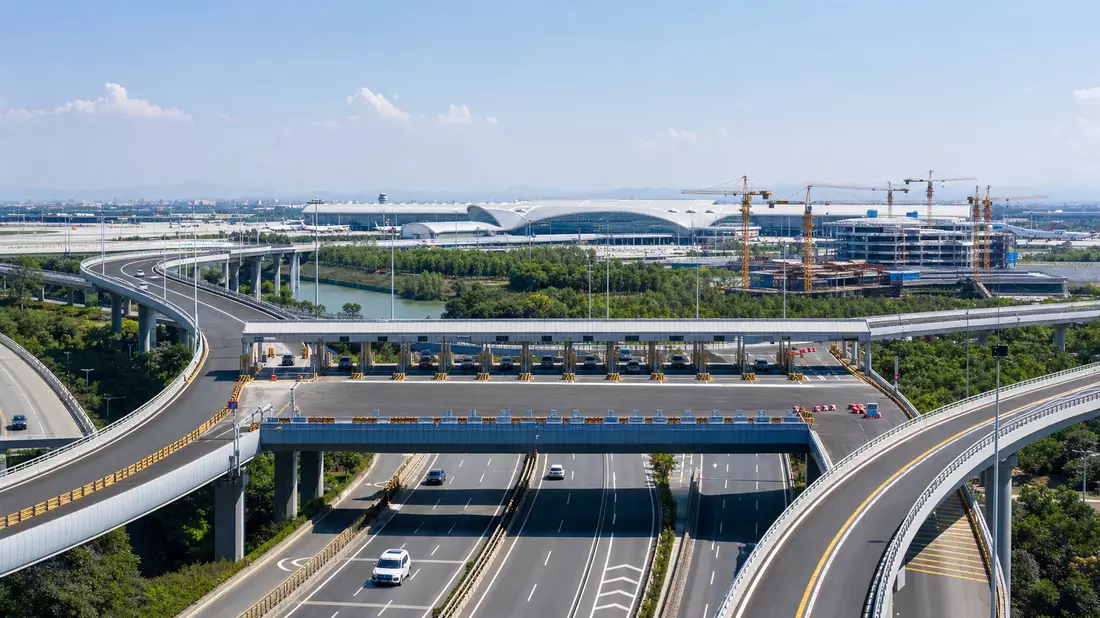 Fotorealistische Autobahn-Flughafen-Szene zu Ferrovial SE, ISIN NL0015001IX2, Infrastruktur