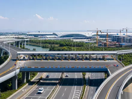 Fotorealistische Autobahnbrücke und moderner Flughafen zeigen anschaulich Ferrovial SE, ISIN NL0015001IX2, führenden Infrastrukturkonzern der Branche - Foto: THN