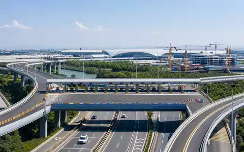 Fotorealistische Autobahnbrücke und moderner Flughafen zeigen anschaulich Ferrovial SE, ISIN NL0015001IX2, führenden Infrastrukturkonzern der Branche - Foto: THN