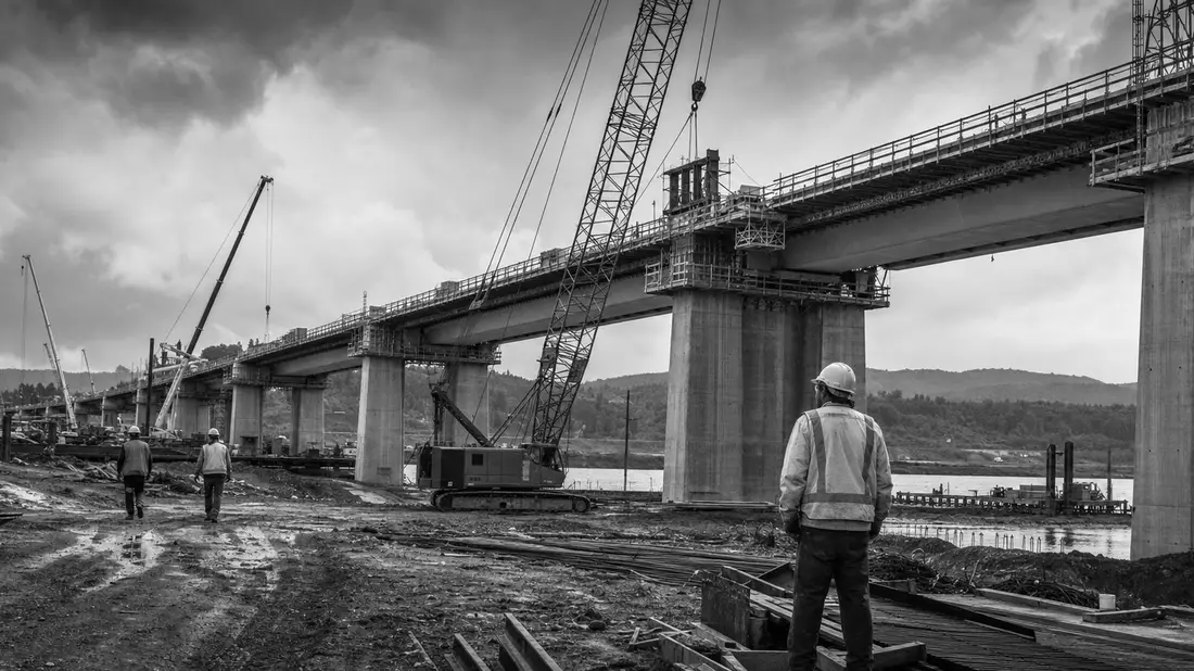 Schwarzweiß-Baustellenreportage repräsentiert Ferrovial SE, ISIN NL0015001IX2, Baukonzern