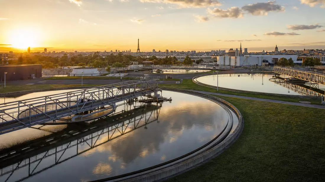 Wasseraufbereitungsanlage bei Sonnenuntergang, Veolia Environnement S.A., FR0000124141