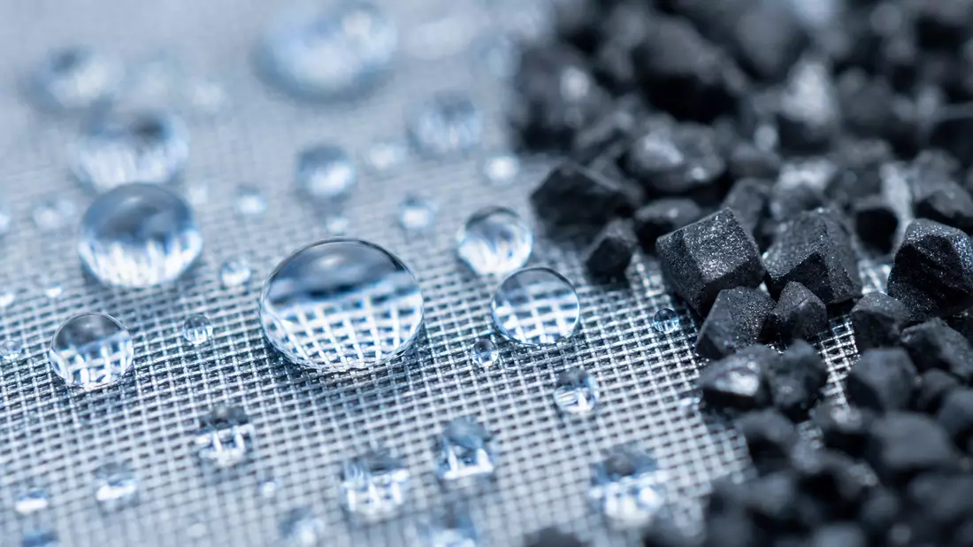 Makroaufnahme Wassertropfen auf Filtergewebe mit Aktivkohle, Veolia Environnement S.A