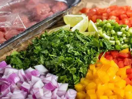HelloFresh SE (DE000A161408) liefert frische Zutaten, hier als scharfe Makroaufnahme von geschnittenem Gemüse und Kräutern - Foto: THN