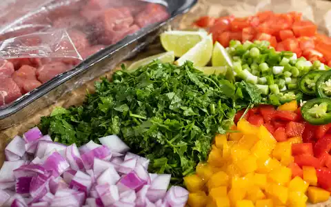 HelloFresh SE (DE000A161408) liefert frische Zutaten, hier als scharfe Makroaufnahme von geschnittenem Gemüse und Kräutern - Foto: THN