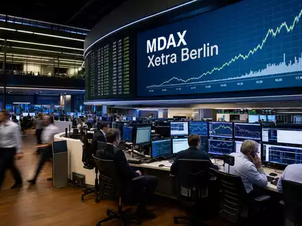 HelloFresh SE (DE000A161408) wird an der Frankfurter Börse gehandelt, editoriell dargestellt auf einem MDAX-Trading-Floor - Foto: THN