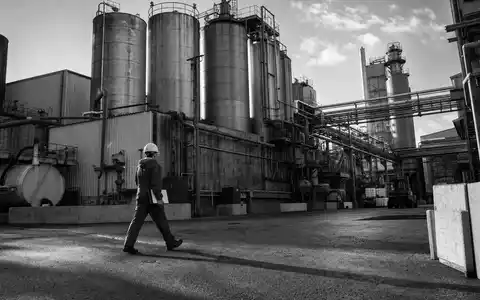 Schwarzweiß-Reportage einer Chemieanlage zeigt Henkel AG & Co. KGaA Vz, ISIN DE0006048432, dokumentarisch - Foto: THN