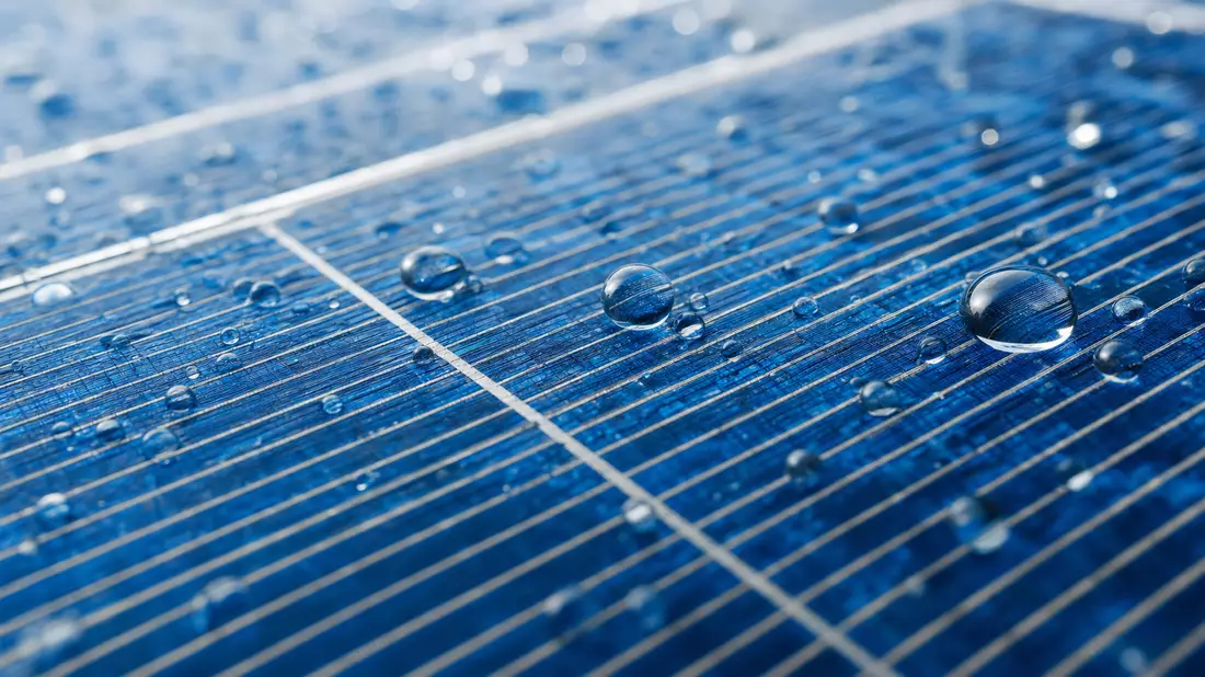 Makroaufnahme einer Solarzellenoberfläche mit feinen Strukturen